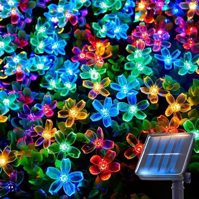 Op zonne-energie werkende kersenbloesem LED-lichtslingers buiten
