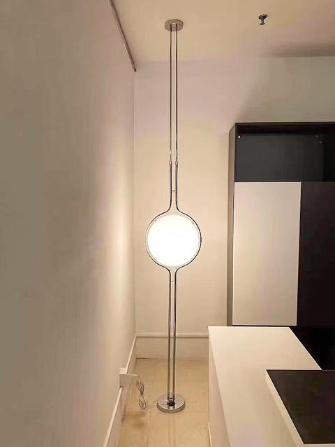 Garrault Delord LED-vloerlamp Chroom Metaal Wit Acryl Bal Nachtkastje